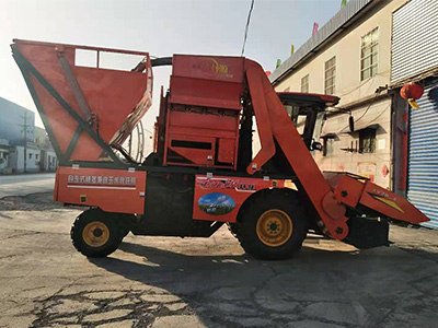 玉米聯(lián)合收獲機(jī)